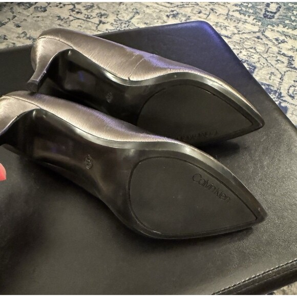 NEW Calvin Klein Gayle Shimmery Platinum Pumps Sz 9.5 Womens Dressy Tiny Flaw - Picture 10 of 12